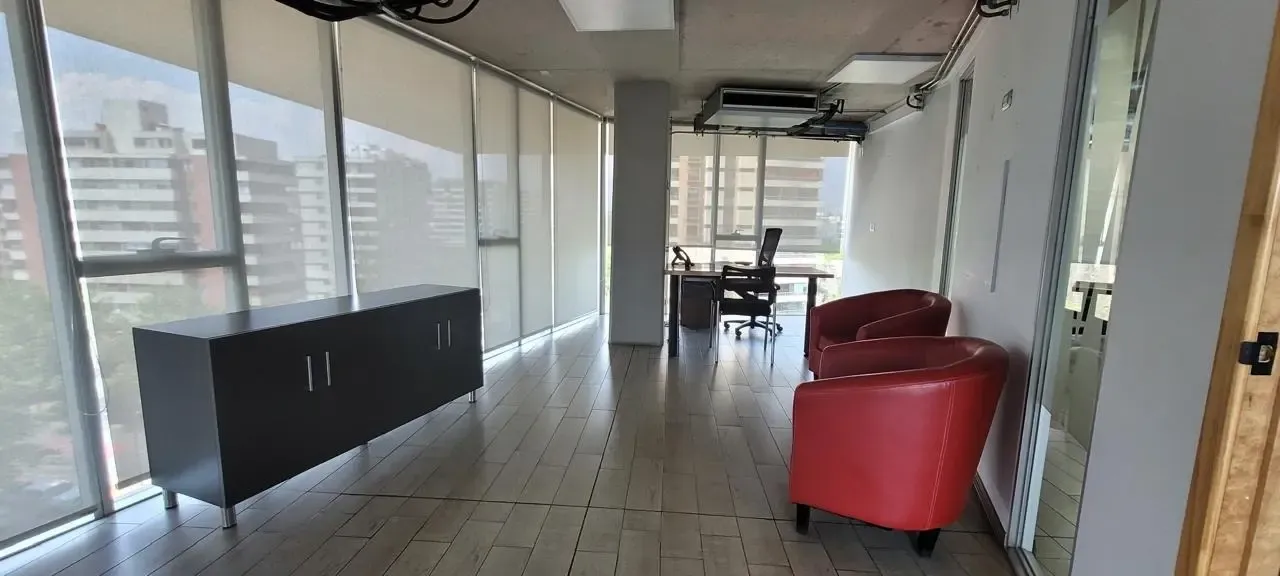 Amplia y Luminosa Oficina Cercana Metro 6 Privados 2b Salas