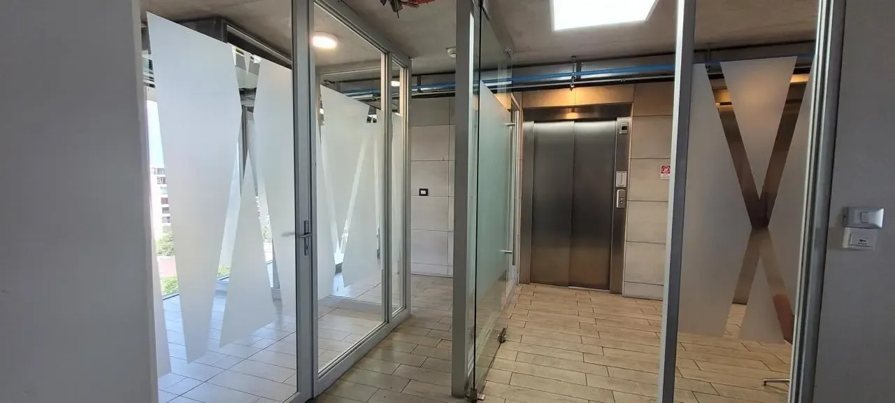 Amplia y Luminosa Oficina Cercana Metro 6 Privados 2b Salas